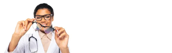 Okulary Rękach Zamazanego Afrykańskiego Okulisty Wyizolowanego Białym Banerowym Banerze — Zdjęcie stockowe