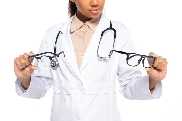 白いコートにアフリカ系アメリカ人の眼科医と白い眼鏡を保持聴診器の作物ビュー — ストック写真