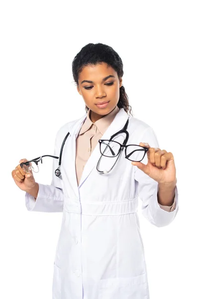 Gafas Graduadas Mano Médico Afroamericano Aisladas Blanco — Foto de Stock