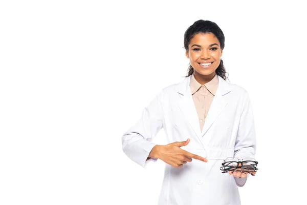 Oculista Afro Americano Sorridente Apontando Para Óculos Isolados Branco — Fotografia de Stock