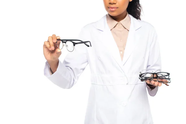 Vista Cortada Médico Afro Americano Segurando Óculos Mãos Isoladas Branco — Fotografia de Stock