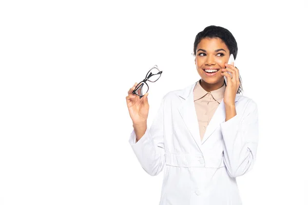 Oculista Americano Africano Alegre Falando Smartphone Segurando Óculos Isolados Branco — Fotografia de Stock