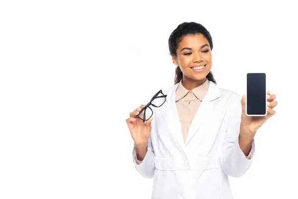 Oculista Afro Americano Positivo Con Cellulare Con Schermo Bianco Occhiali — Foto Stock