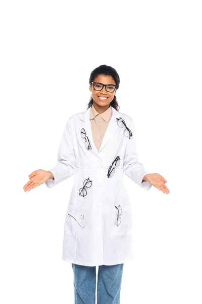 非洲裔美国眼科医生 戴着眼镜 手被隔离在白衣上 微笑着 — 图库照片