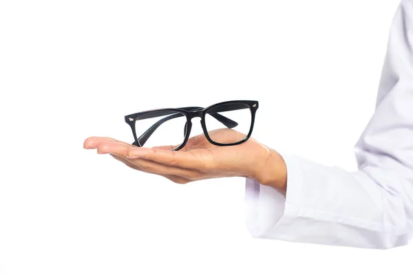 アフリカ系アメリカ人眼科医が眼鏡を手に白で隔離している様子を切り取ったもの — ストック写真