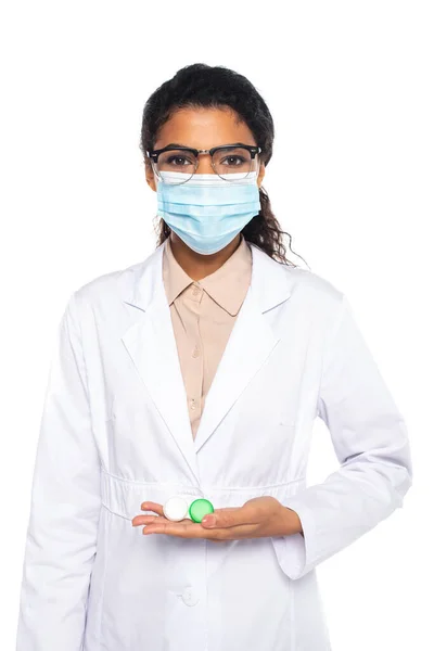 戴医疗面罩和眼镜的非裔美国人眼科医生 手持白色隔离隐形眼镜 — 图库照片