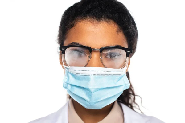 戴着医疗面罩 戴着白色雾蒙蒙眼镜的非裔美国医生 — 图库照片