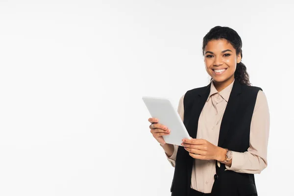 Sorrindo Afro Americana Empresária Colete Segurando Tablet Digital Isolado Branco — Fotografia de Stock