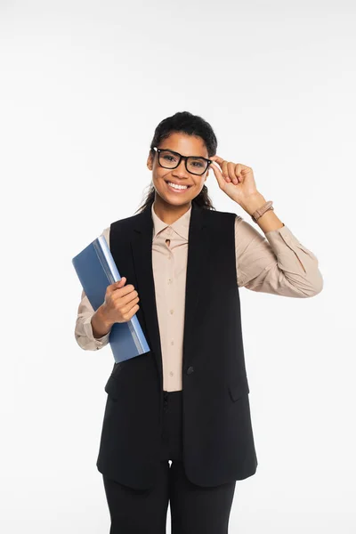 きれいなアフリカ系アメリカ人の実業家が眼鏡と紙のフォルダを白い上に隔離保持 — ストック写真