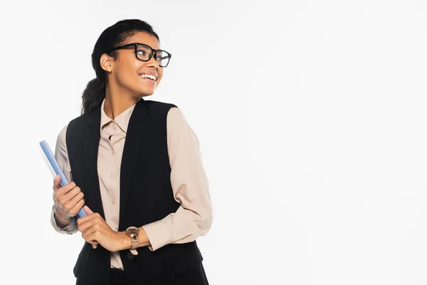 Feliz Mujer Negocios Afroamericana Gafas Con Carpeta Papel Aislada Blanco — Foto de Stock