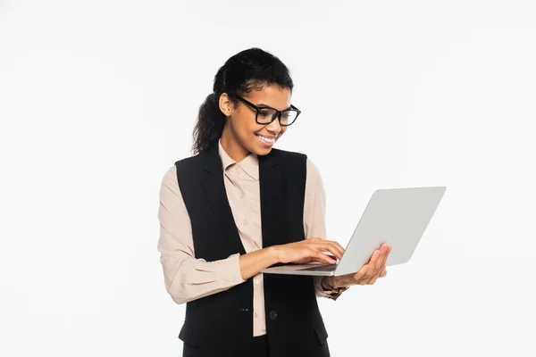 Sonriente Mujer Negocios Afroamericana Utilizando Portátil Aislado Blanco — Foto de Stock