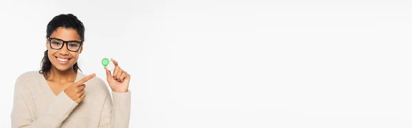 Улыбающаяся Африканская Американка Очках Указывает Контактные Линзы Изолированные Белом Баннере — стоковое фото