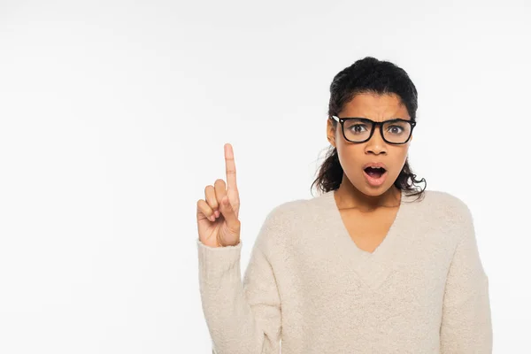 Mujer Afroamericana Preocupada Gafas Que Señalan Con Dedo Aislado Blanco —  Fotos de Stock