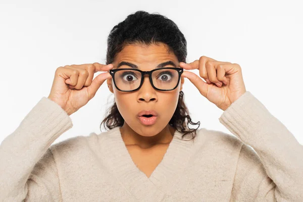 Mujer Afroamericana Sorprendida Suéter Anteojos Mirando Cámara Aislada Blanco — Foto de Stock