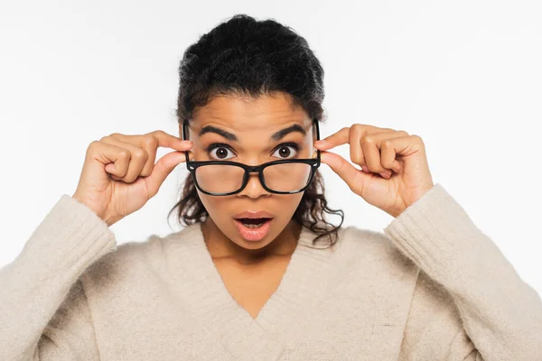 Mujer Afroamericana Sorprendida Sosteniendo Anteojos Aislados Blanco — Foto de Stock