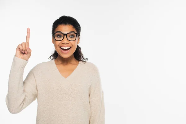 Emocionada Mujer Afroamericana Gafas Que Señalan Con Dedo Aislado Blanco — Foto de Stock