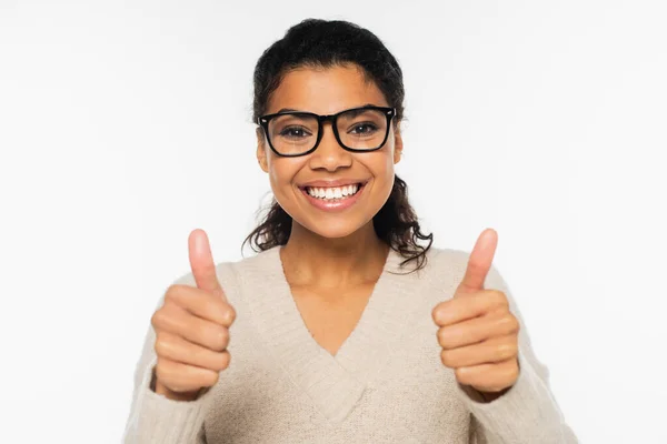 Glimlachende Afrikaan Amerikaanse Vrouw Bril Tonen Als Geïsoleerd Wit — Stockfoto