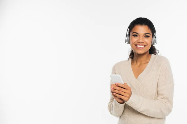 Mujer Afroamericana Sonriente Usando Auriculares Teléfonos Inteligentes Aislados Blanco — Foto de Stock