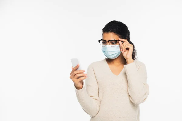 Jovem Afro Americana Máscara Médica Óculos Usando Smartphone Isolado Branco — Fotografia de Stock