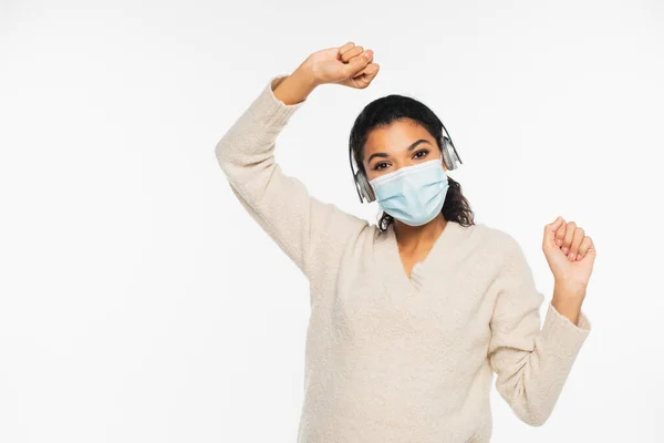 Donna Afroamericana Maschera Medica Cuffie Guardando Fotocamera Isolata Bianco — Foto Stock