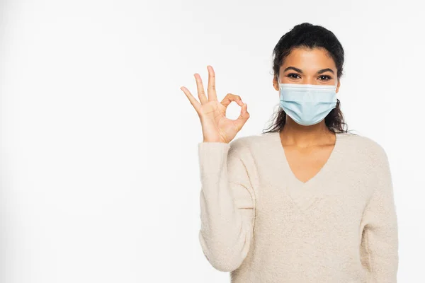 Jovem Afro Americana Máscara Médica Mostrando Gesto Isolado Branco — Fotografia de Stock