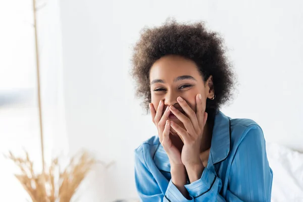 Pozitif Afro Amerikalı Kadın Pijamalarıyla Ağzını Kapatıyor Yatak Odasında Gülüyor — Stok fotoğraf