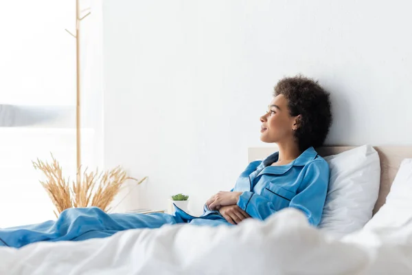 Gelukkig Afrikaans Amerikaanse Vrouw Pyjama Liggend Bed — Stockfoto