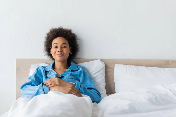 Mutlu Afro Amerikalı Kadın Pijamalarıyla Yatakta Dinleniyor — Stok fotoğraf