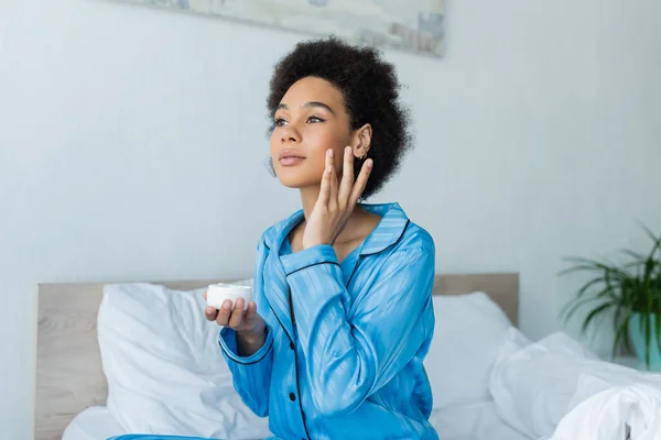 Kıvırcık Afrikalı Amerikalı Kadın Pijamasını Giymiş Elinde Konteynır Yatak Odasına — Stok fotoğraf