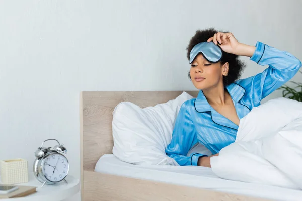 Femme Afro Américaine Éveillée Pyjama Ajuster Masque Sommeil Tout Regardant — Photo