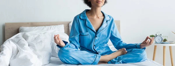 Cropped View African American Woman Pajamas Meditating Bed Banner — Stock Photo, Image