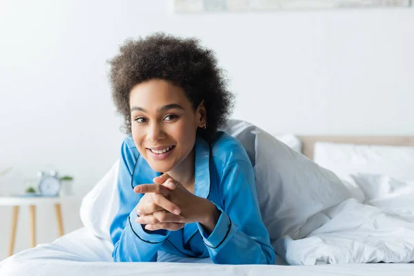Mutlu Afro Amerikalı Kadın Pijamalarıyla Yatakta Yatıyor — Stok fotoğraf