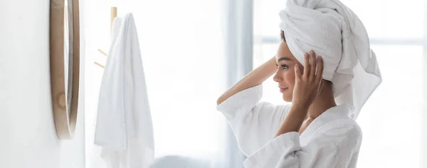 Alegre Mujer Afroamericana Ajustando Toalla Mirando Espejo Baño Pancarta — Foto de Stock