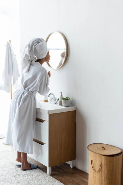 Young African American Woman White Bathrobe Looking Mirror Bathroom — Stock Photo, Image