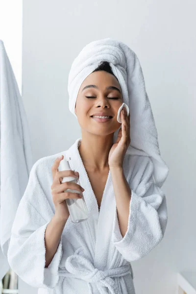 Joyful African American Woman Towel Holding Bottle Cleansing Face Cotton — Stock Photo, Image