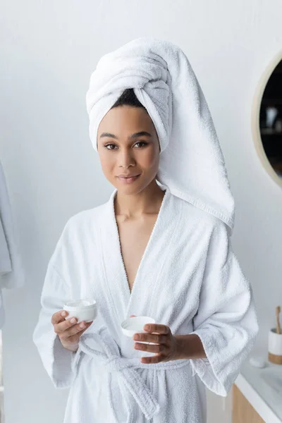 Junge Afrikanisch Amerikanische Frau Bademantel Hält Container Mit Gesichtscreme Badezimmer — Stockfoto