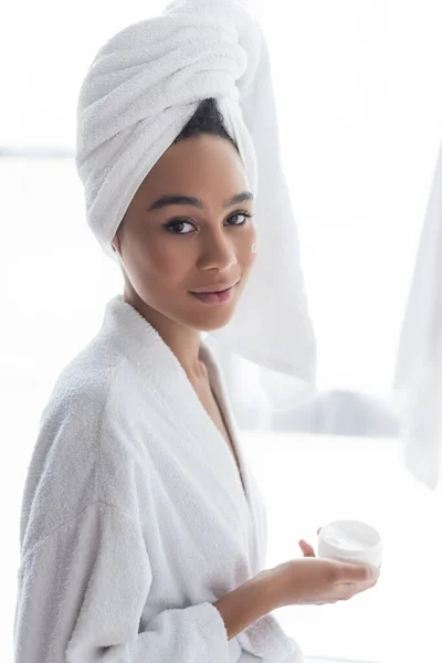 Mujer Afroamericana Bata Baño Sosteniendo Contenedor Con Crema Cosmética Baño — Foto de Stock