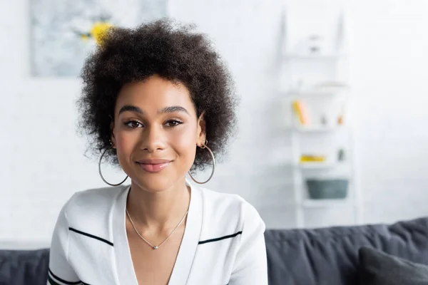 Vrolijk Afrikaanse Amerikaanse Vrouw Kijken Naar Camera — Stockfoto