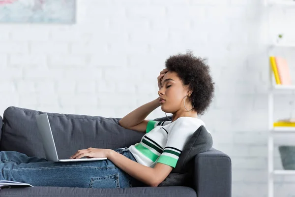 Slaperig Afrikaans Amerikaans Vrouw Zitten Met Laptop Bank — Stockfoto