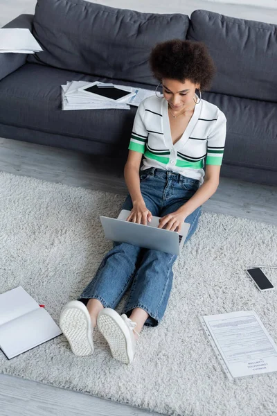 High Angle View African American Freelancer Using Laptop Sitting Carpet — Stock Photo, Image