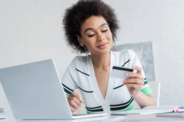 Szczęśliwy Afryki Amerykanin Kobieta Trzyma Karty Kredytowej Pobliżu Laptopa — Zdjęcie stockowe