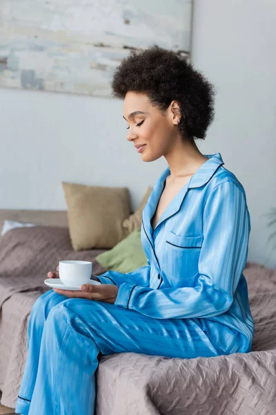 Африканская Американка Пижаме Держит Чашку Кофе — стоковое фото
