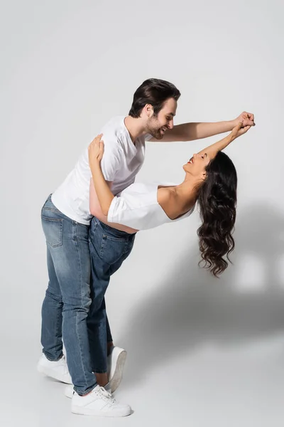 Heureux Jeune Couple Vêtements Décontractés Tenant Main Tout Dansant Sur — Photo