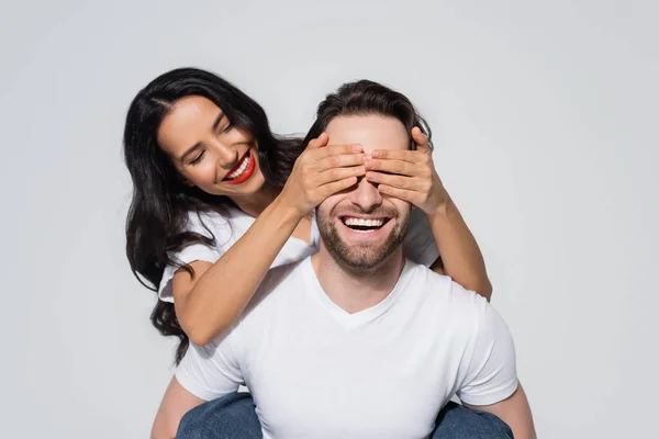 Mulher Alegre Cobrindo Olhos Homem Sorridente Enquanto Joga Adivinhar Quem — Fotografia de Stock