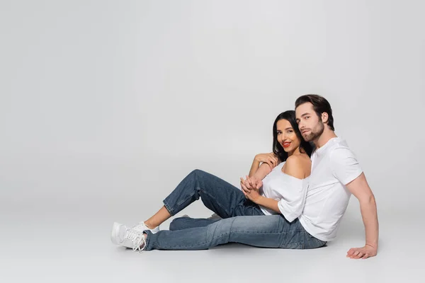 Vue Pleine Longueur Jeune Couple Shirts Jeans Blancs Regardant Caméra — Photo