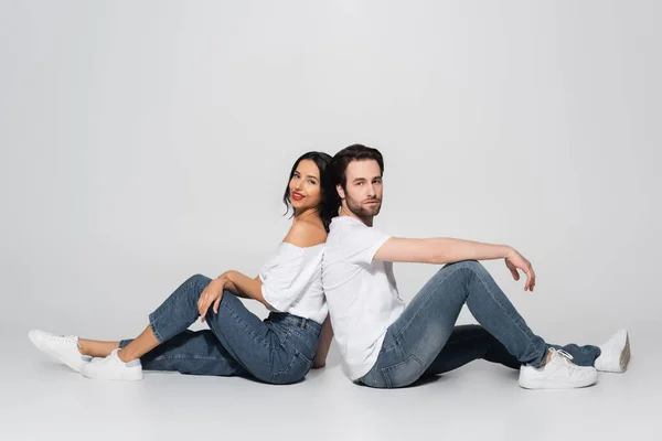 Vista Completa Pareja Joven Camisetas Blancas Jeans Sentados Espalda Con — Foto de Stock