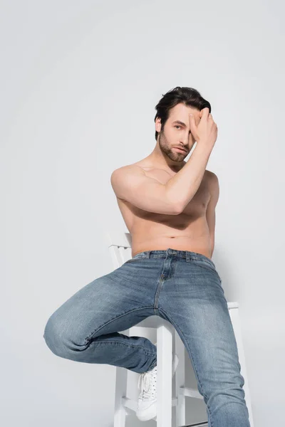 Brunette Homme Torse Jeans Regardant Caméra Tout Tenant Main Près — Photo
