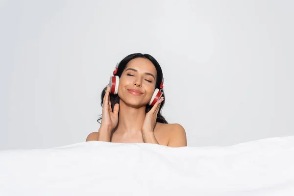 Mujer Sonriente Con Los Ojos Cerrados Escuchando Música Auriculares Detrás — Foto de Stock