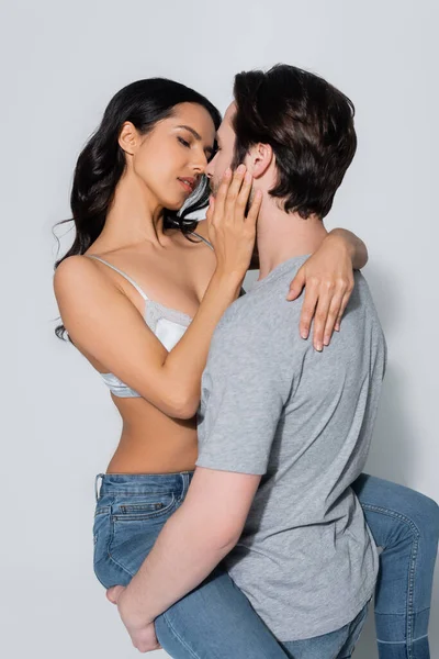 Mulher Apaixonada Sutiã Jeans Beijando Homem Shirt Cinza — Fotografia de Stock