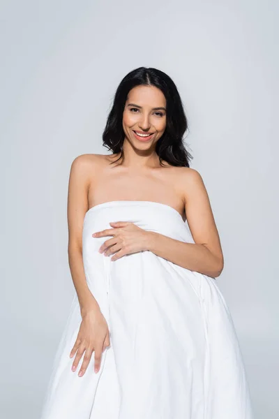 Mulher Morena Cobertor Branco Olhando Para Câmera Isolada Cinza — Fotografia de Stock
